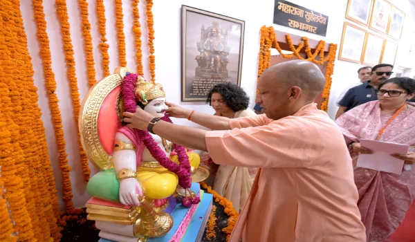 सीएम योगी के हाथों चेक और चाबियां पाकर खुश हुए लाभार्थी, कई योजनाओं का मिला लाभ