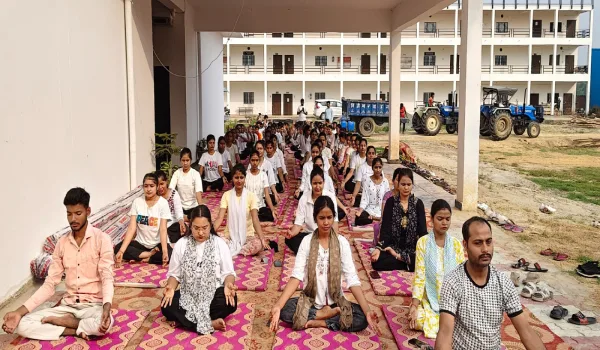 योग से शुरू हुई दिन की नई ऊर्जा, विदुषी ग्रुप ऑफ इंस्टीट्यूट में छात्रों ने दिया स्वस्थ जीवन का संदेश