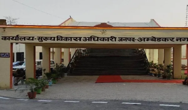 गांव के पंचायत भवन और स्कूल में मिली गंदगी, निरीक्षण के दौरान सफाईकर्मी तत्काल निलंबित