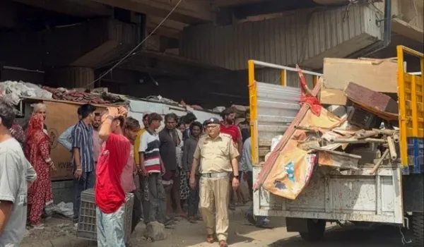कांवड़ यात्रा से पहले दिल्ली में बड़ी तैयारी, शाहदरा के प्रमुख मार्ग से हटाया गया अतिक्रमण; बुलडोजर कार्रवाई से खाली हुए फुटपाथ