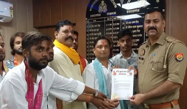 श्रीकृष्ण पर मौलाना के बयान से मचा बवाल, लखनऊ में फोटो पर जूते बरसाकर एफआईआर की मांग