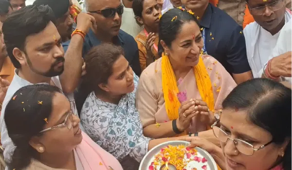 मां विंध्यवासिनी के दरबार पहुंचीं दिल्ली की मुख्यमंत्री रेखा गुप्ता, परिवार संग की पूजा-अर्चना; देश की खुशहाली के लिए मांगा आशीर्वाद