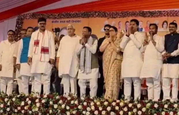 UP Politics: सपा के तीन विधायक बीजेपी में शामिल, पंकज चौधरी और स्मृति ईरानी ने दिलाई सदस्यता