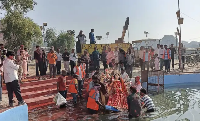 Ambedkar Nagar News: दुर्गा प्रतिमा विसर्जन के लिए पुलिस मुस्तैद, संवेदनशील स्थलों पर सुरक्षा कड़ी