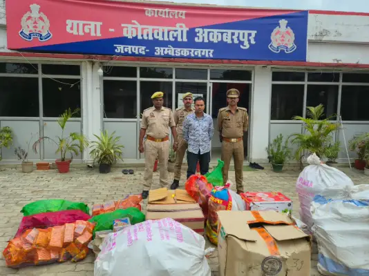 Ambedkar Nagar News: बरियावन बाजार में 450 किलो अवैध पटाखे बरामद, दुकानदार गिरफ्तार